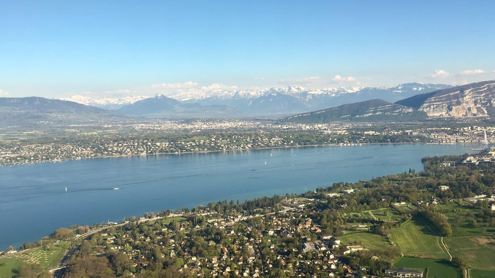 Der Genfersee bei Genf im Frühling, mit den Alpen und dem Mont Blanc in der Ferne