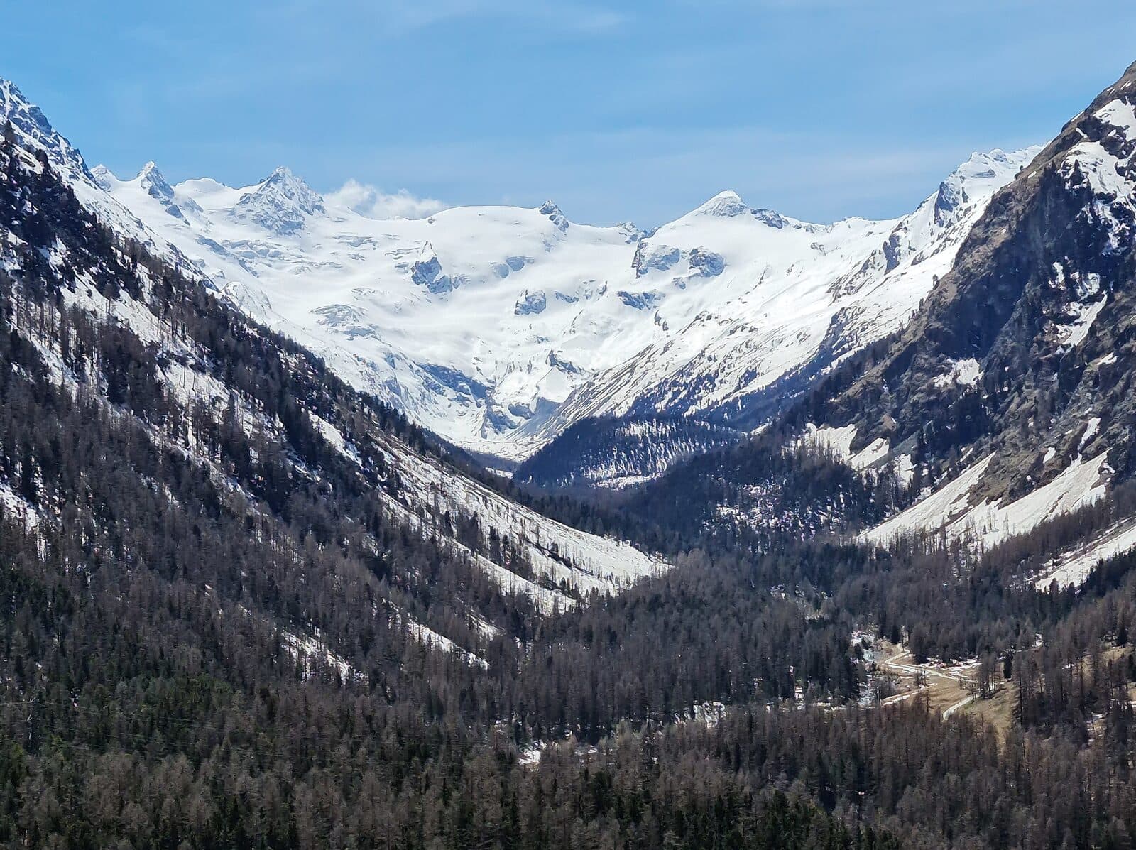 Valli alpine dell'Engadina e villaggi con case in pietra