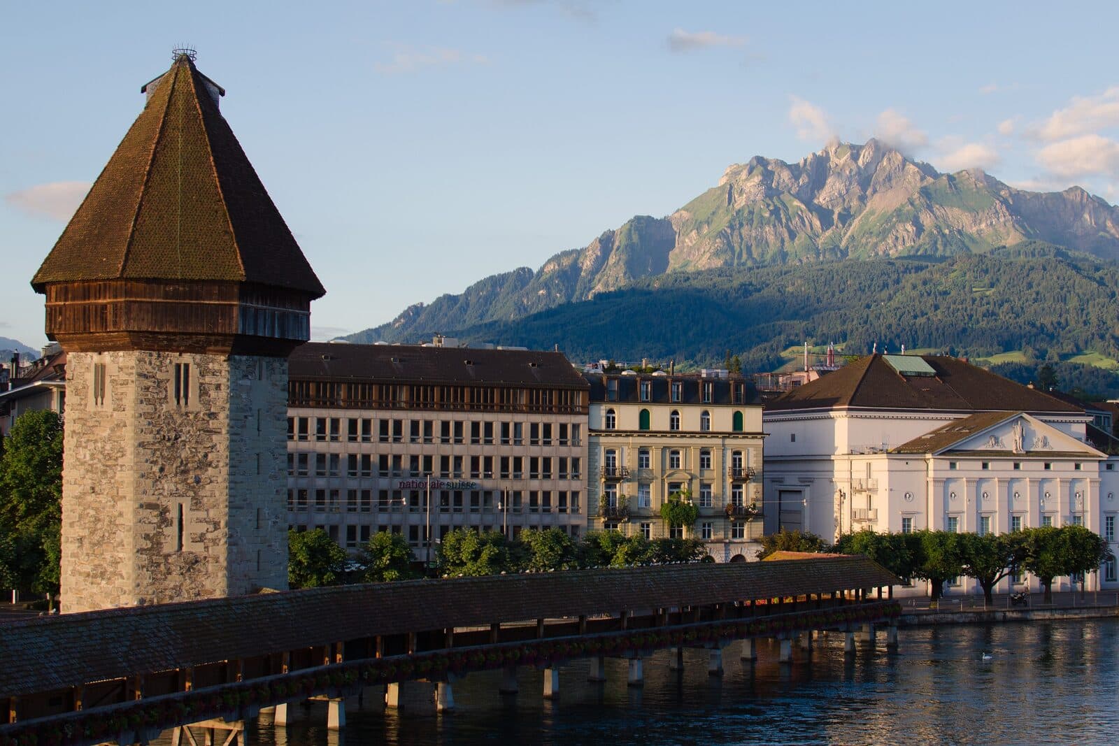 Il Ponte della Cappella, il Lago dei Quattro Cantoni e il monte Pilatus a Lucerna